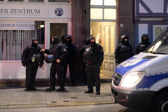 Polizisten stehen in Göttingen vor dem Roten Zentrum: Bundesweit waren am Dienstag 583 Beamte im Einsatz.