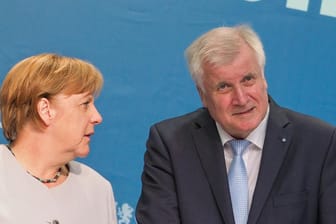 Bundeskanzlerin Angela Merkel (CDU) und der CSU-Vorsitzende und bayerische Ministerpräsident Horst Seehofer