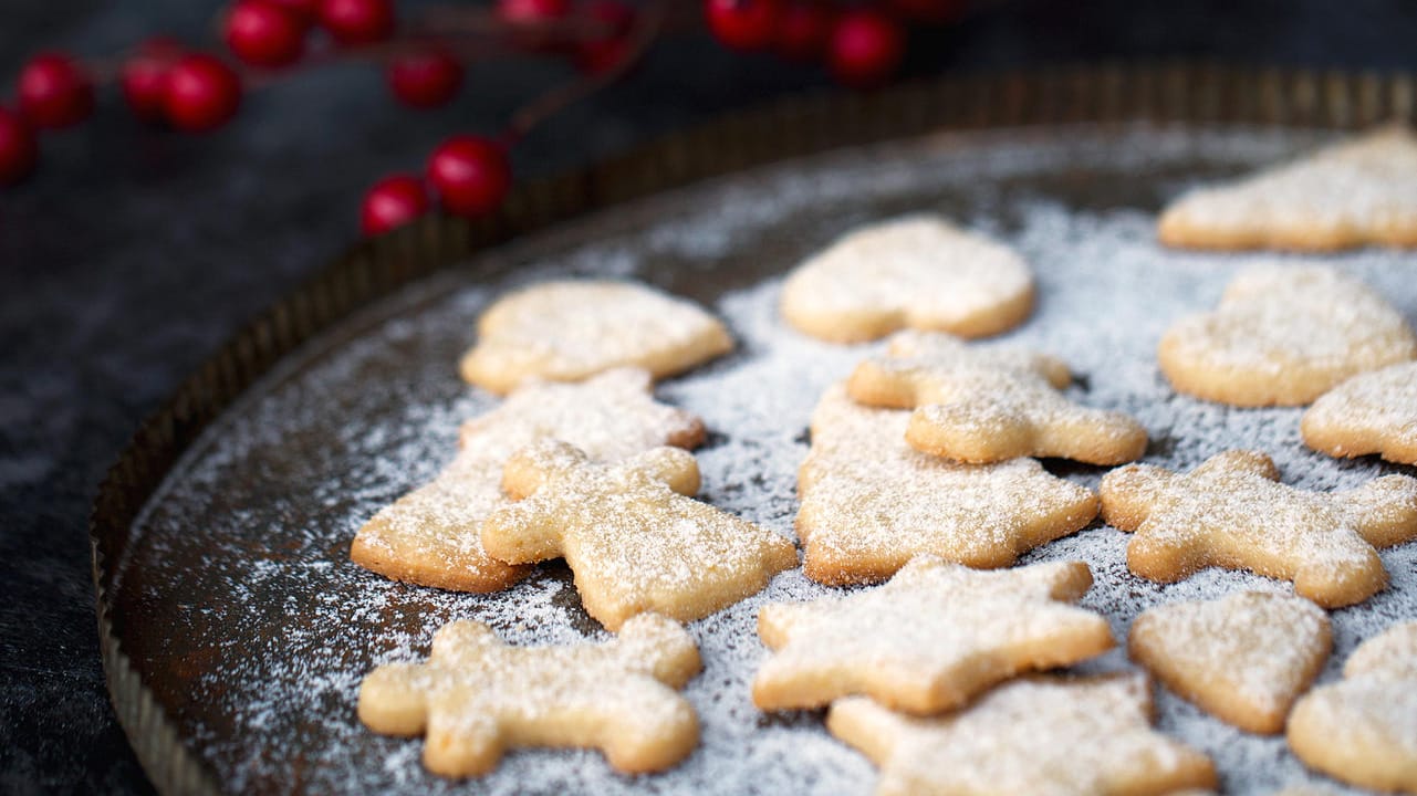 Butterkekse sind ein echter Klassiker. Mit Kokosöl, Dinkelmehl und Birkenpuderzucker lassen sie sich auch etwas gesünder zubereiten.