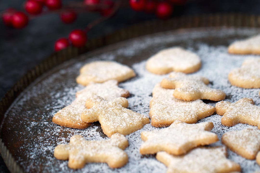 Butterkekse sind ein echter Klassiker. Mit Kokosöl, Dinkelmehl und Birkenpuderzucker lassen sie sich auch etwas gesünder zubereiten.