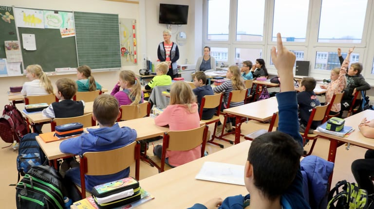 Grundschüler einer Schule in Rostock: In Deutschland hat die Leseleistung von Schülern abgenommen.