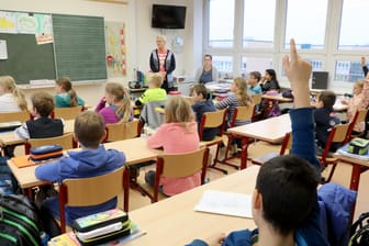 Grundschüler einer Schule in Rostock: In Deutschland hat die Leseleistung von Schülern abgenommen.