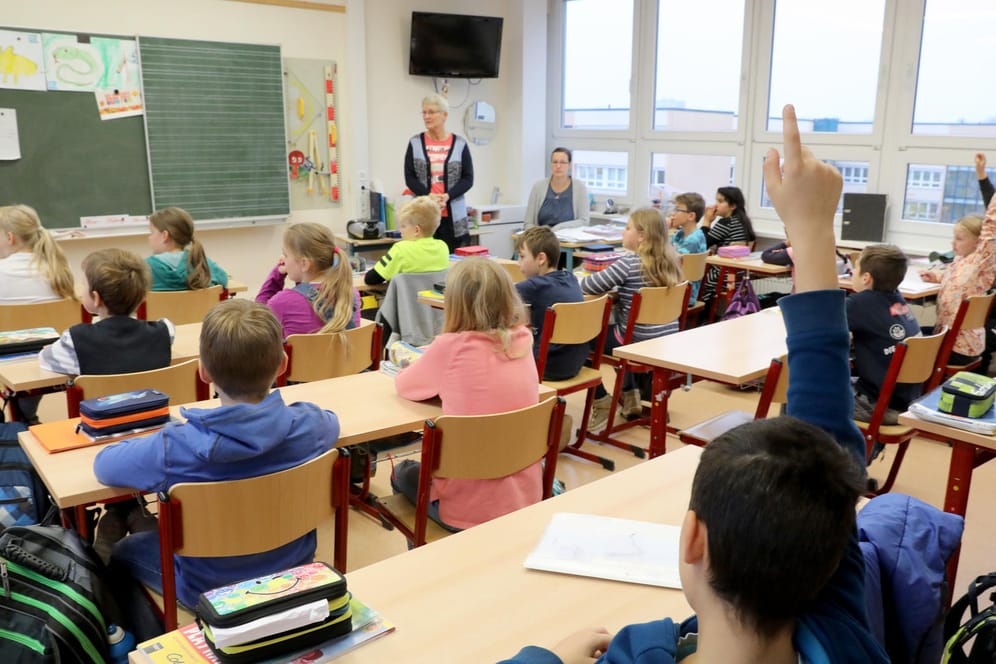 Grundschüler einer Schule in Rostock: In Deutschland hat die Leseleistung von Schülern abgenommen.