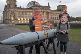 Mit einer Atombomben-Attrappe forderten maskierte Aktivisten am 13.11.2017 den Stopp der nuklearen Aufrüstung und den Abzug der Atomwaffen aus Büchel (Rheinland-Pfalz).