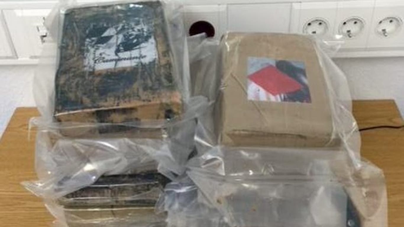 Die in Plastiktüten verpackten Drogen sind bei einer Kontrolle an der deutsch-niederländischen Grenze gefunden worden.