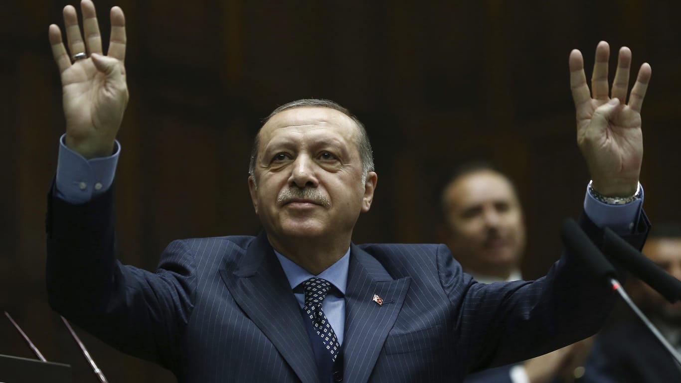Recep Tayyip Erdogan begrüßt seine Unterstützer in in Ankara: Der türkische Präsident spaltet mit seiner Politik die Deutschtürken hierzulande.