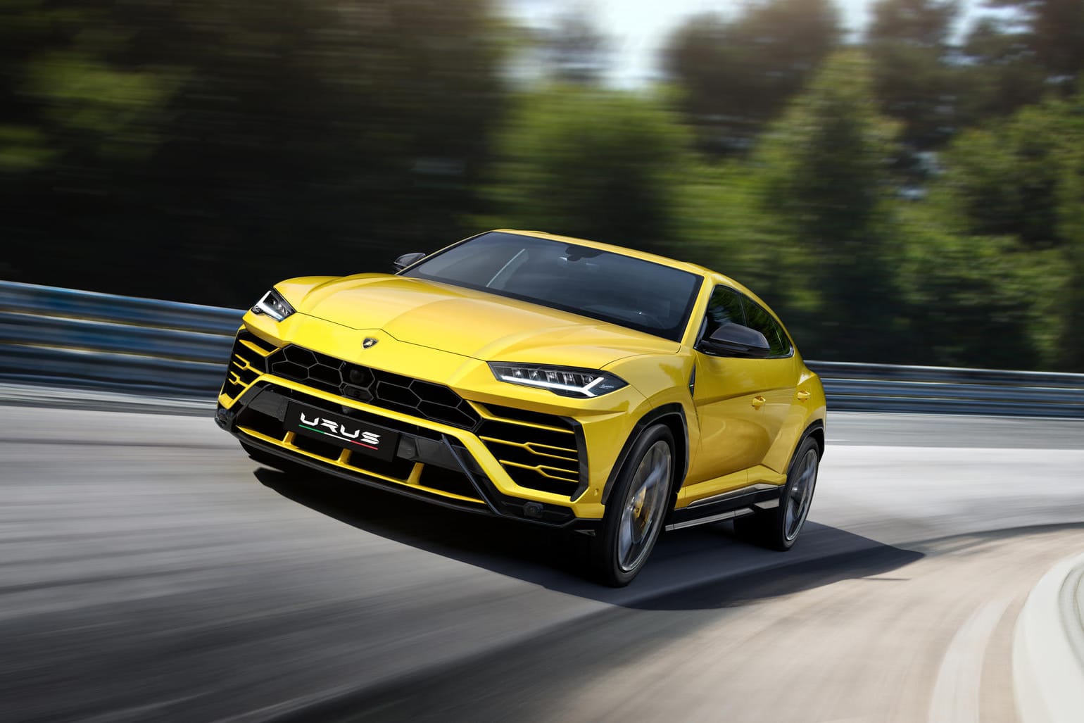 Der mindestens 171.429 Euro teure Lamborghini Urus kann bis zu 305 km/h schnell werden.