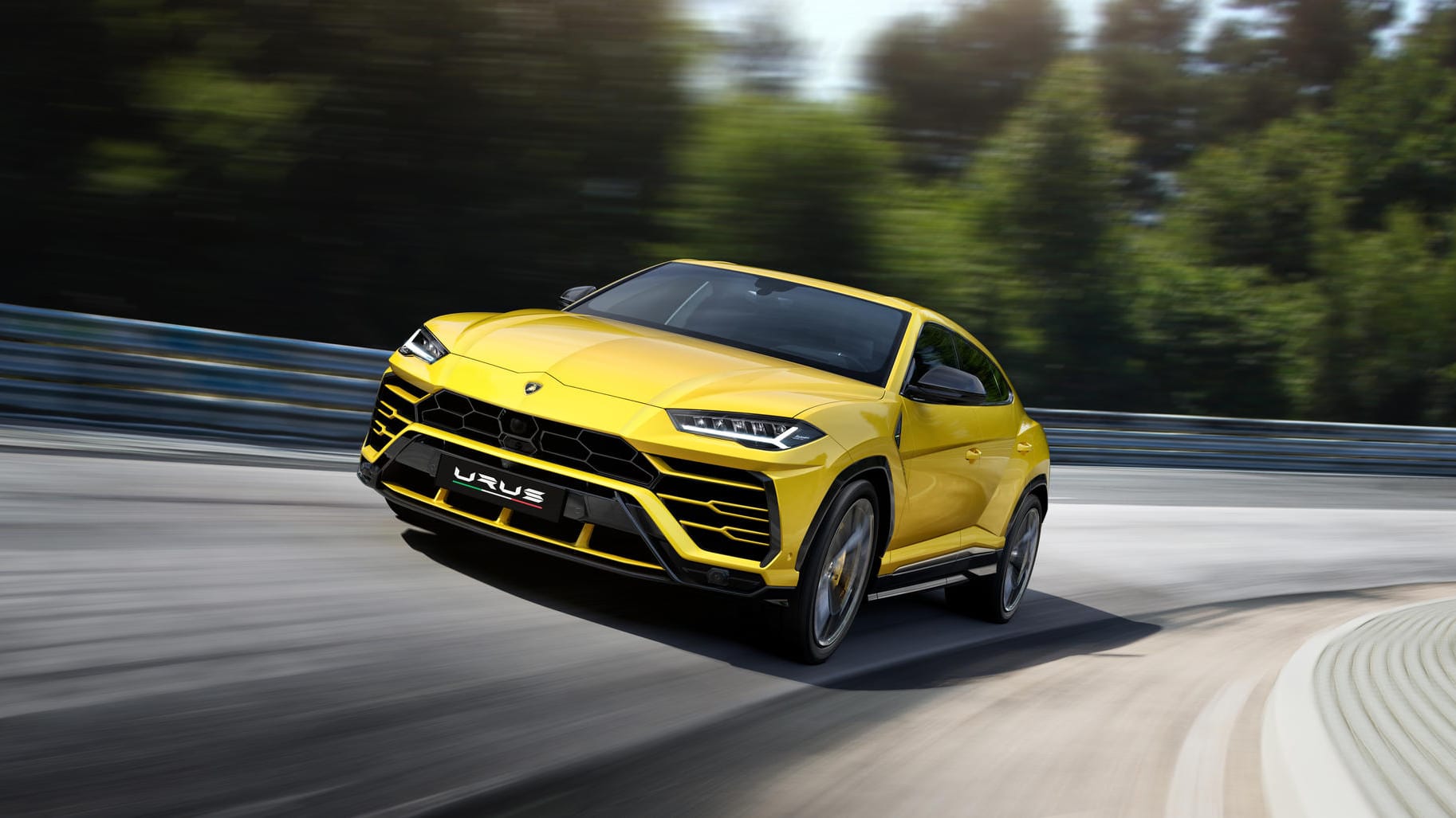 Der mindestens 171.429 Euro teure Lamborghini Urus kann bis zu 305 km/h schnell werden.