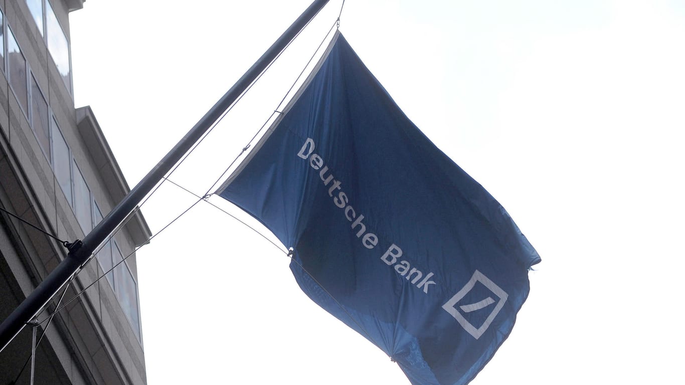 Sitz der Deutschen Bank: Eine Fahne weht am Gebäude in der Wall Street in New York.