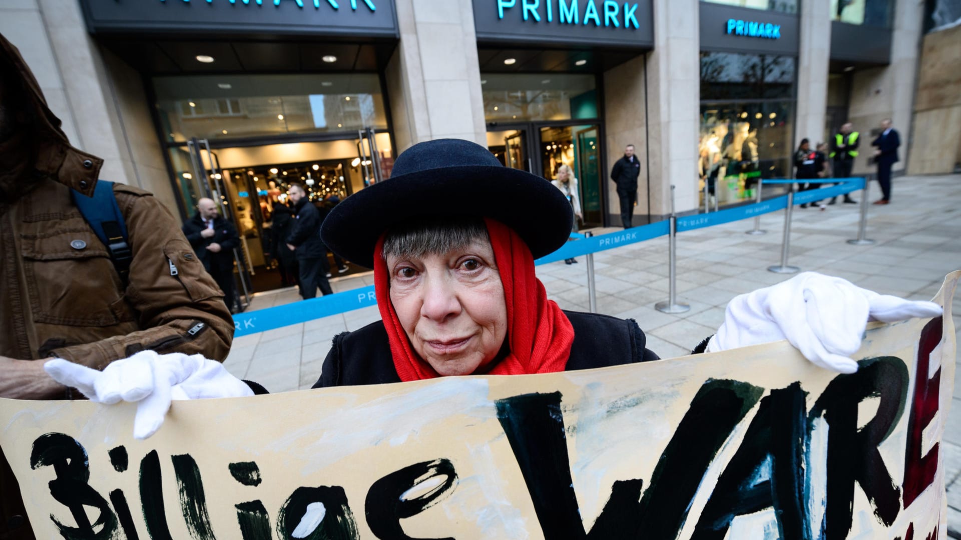 Demonstrantin Esky Bail hält einen Protestbanner vor der neu eröffneten Primark-Filiale in Stuttgart hoch, auf dem die Worte "Billige Ware" zu lesen sind. Die Demonstranten fordern bessere Arbeitsbedingungen bei der Textilproduktion.