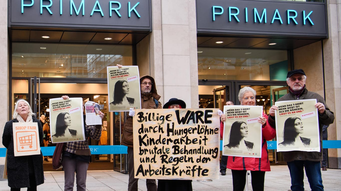 Demonstranten protestieren vor der neu eröffneten Primark-Filiale in Stuttgart.