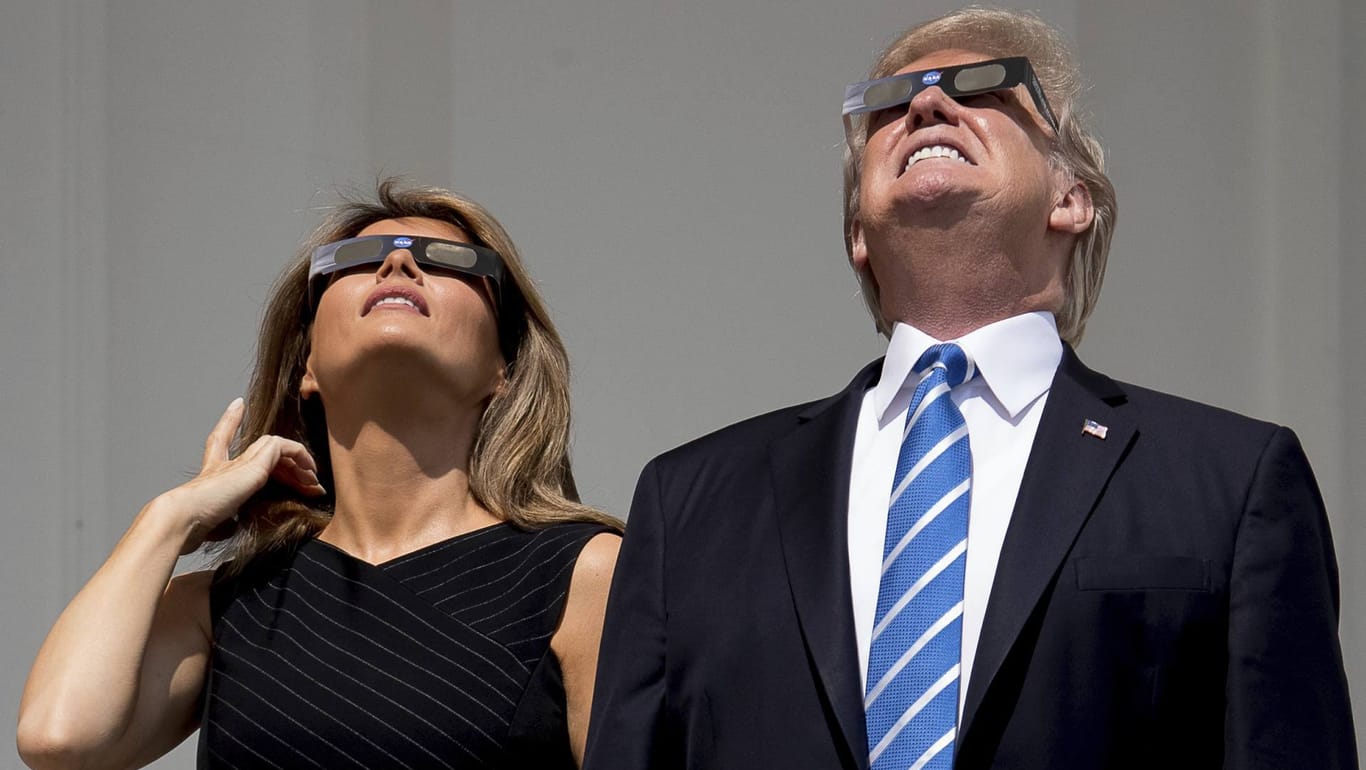 US-Präsident Donald Trump und seine Ehefrau Melania verfolgen in Washington (USA) die Sonnenfinsternis.