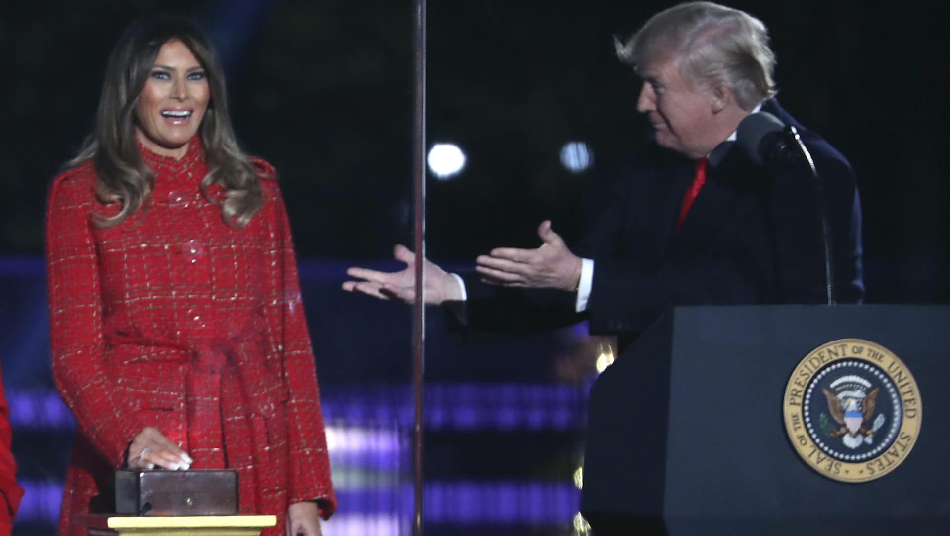 US-Präsident Donald Trump gestikuliert, während seine Frau Melania in Washington, die Beleuchtung des Weihnachtsbaumes einschaltet.