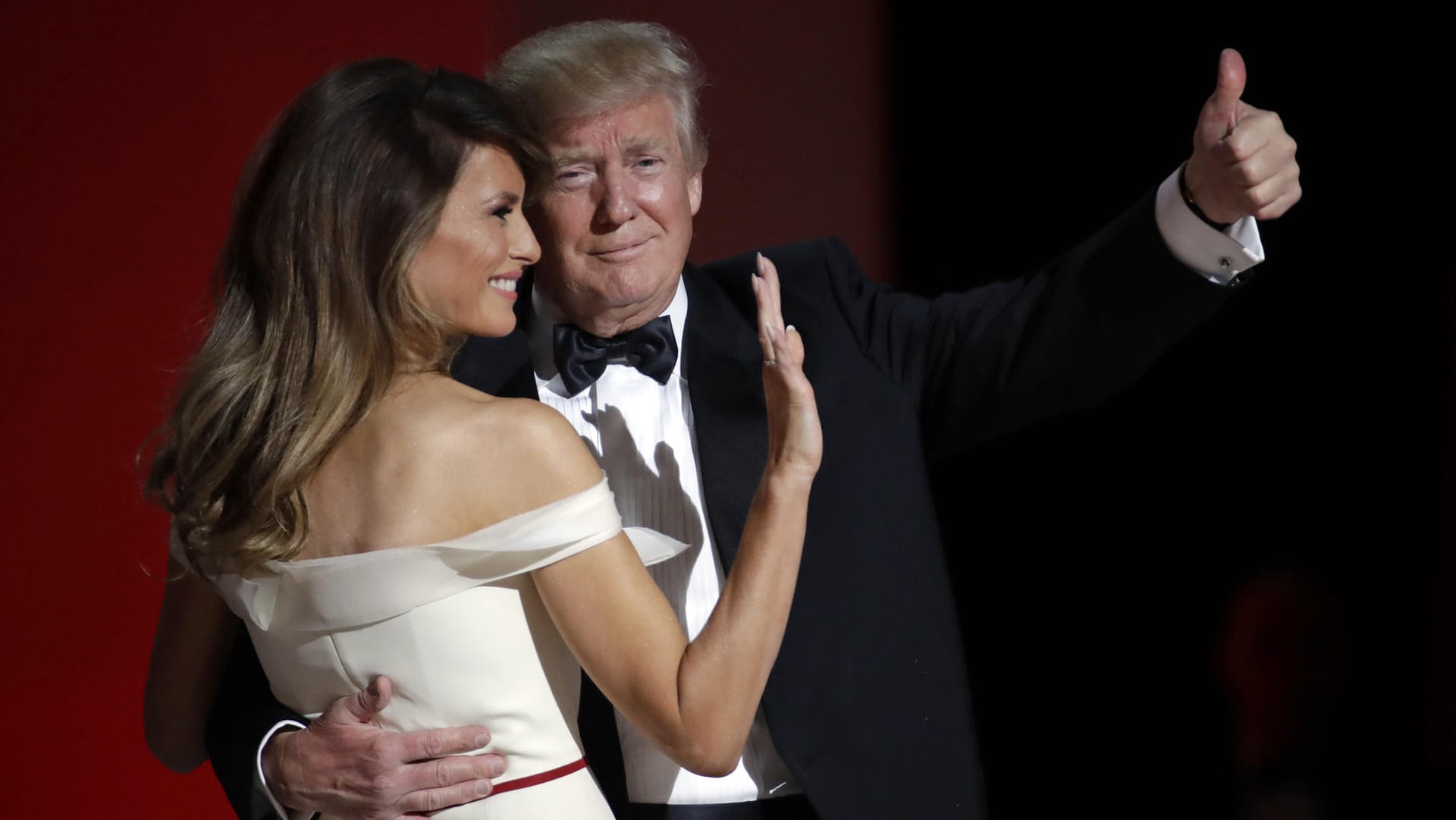 Donald Trump und seine Frau Melania tanzen am Tag der Amtseinführung, beim "Liberty Ball" in Washington (USA) ihren ersten Tanz als "First Couple".