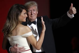 Donald Trump und seine Frau Melania tanzen am Tag der Amtseinführung, beim "Liberty Ball" in Washington (USA) ihren ersten Tanz als "First Couple".