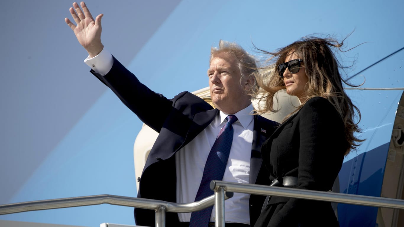 Donald und Melania steigen in Südkorea bei Trumps erster Asienreise aus der Air Force One.