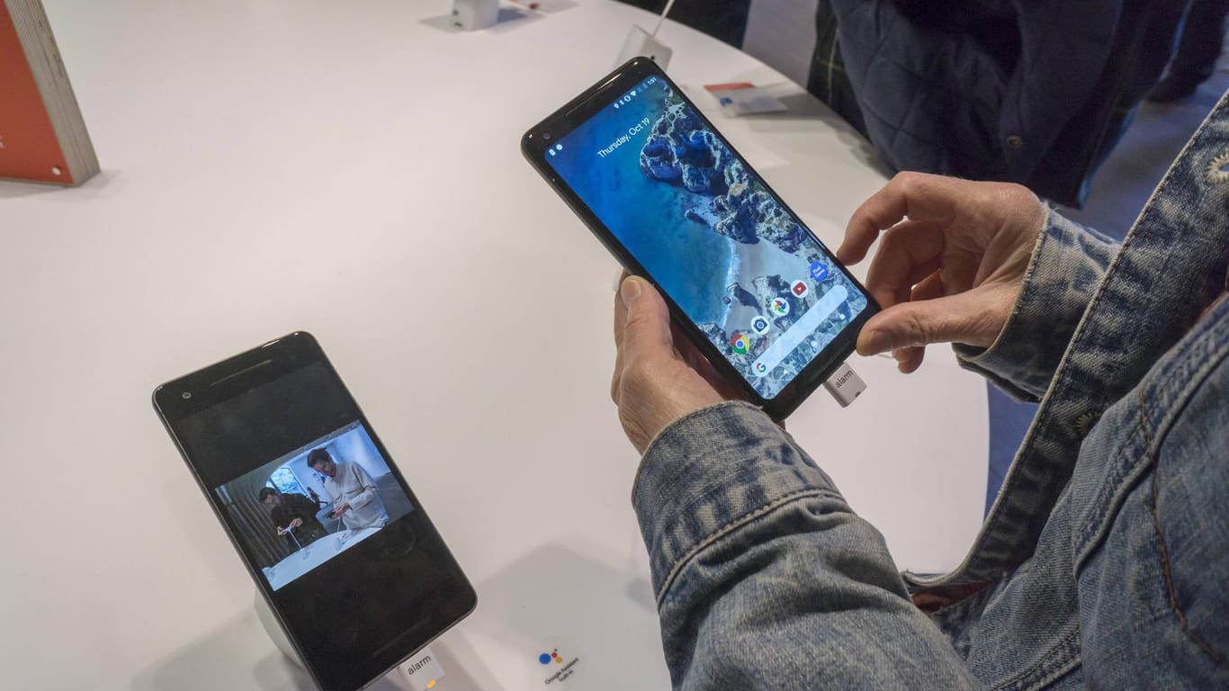 Ein Besucher bei der Eröffnung eines Google-Stores in New York probiert ein Pixel-Handy aus.