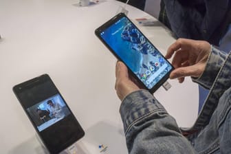 Ein Besucher bei der Eröffnung eines Google-Stores in New York probiert ein Pixel-Handy aus.