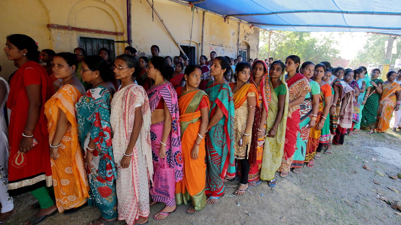 Schlange vor Wahllokal: Internationale Beobachter bewerten Indien als Demokratie.