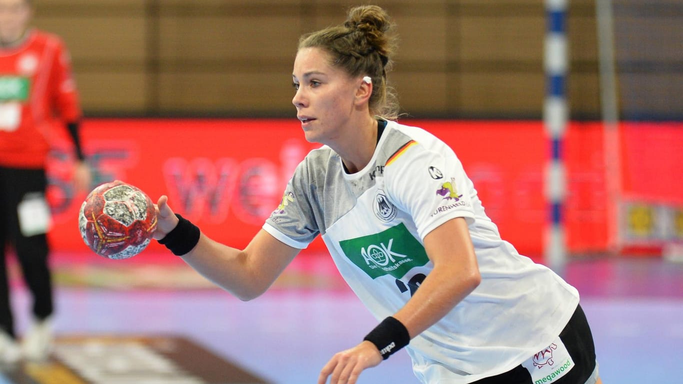 "Wunderkind" Emily Bölk verpasste die Auftaktspiele bei der Handball-WM verletzungsbedingt.