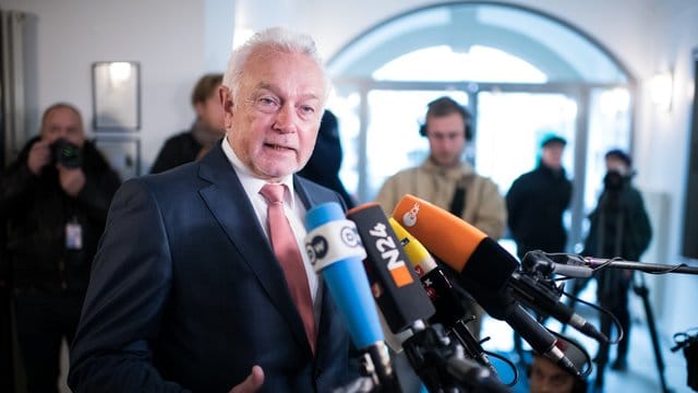 "Eines ist doch klar: Scheitert die GroKo, haben wir eine andere Lage", sagte Kubicki den Zeitungen des Redaktionsnetzwerks Deutschland. "Eines ist doch klar: Scheitert die GroKo, haben wir eine andere Lage", sagte Kubicki den Zeitungen des Redaktionsnetzwerks Deutschland.