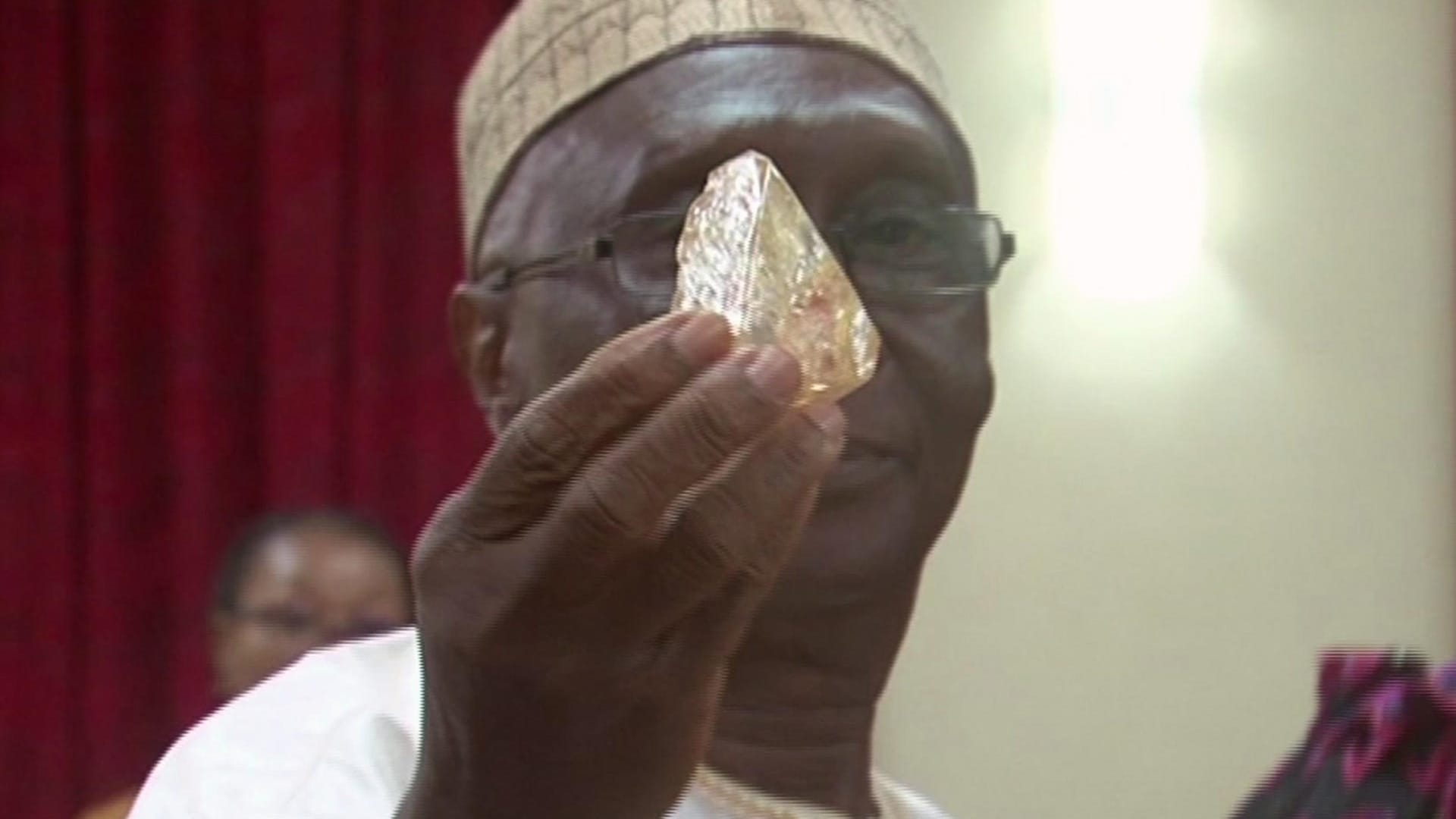 Der Minister für Bergbau und Bodenschätze in Sierra Leone hält den 709-Karat-Diamant Der Minister für Bergbau und Bodenschätze in Sierra Leone hält den 709-Karat-Diamant