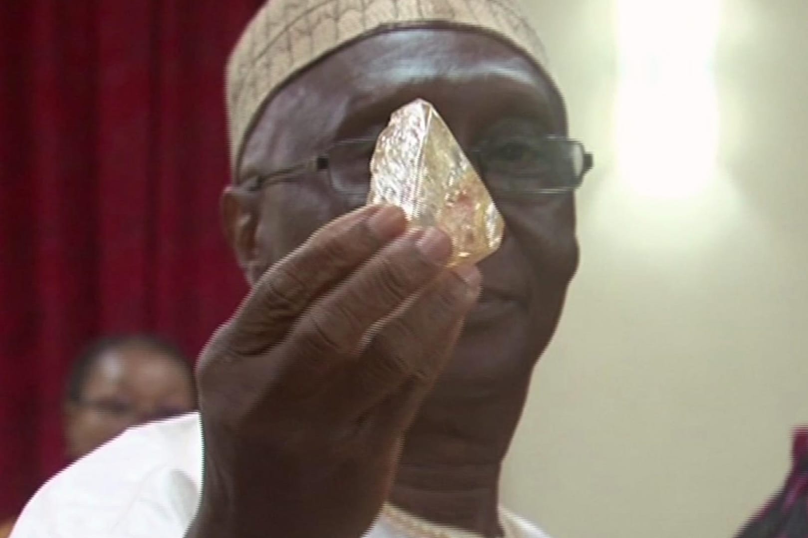 Der Minister für Bergbau und Bodenschätze in Sierra Leone hält den 709-Karat-Diamant