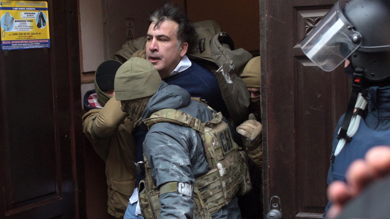 Der georgische Ex-Präsident Michail Saakaschwili bei seiner Festnahme am Dienstagmorgen in Kiew: Zuvor war der 49-Jährige auf das Dach seines Wohnhauses geflüchtet.