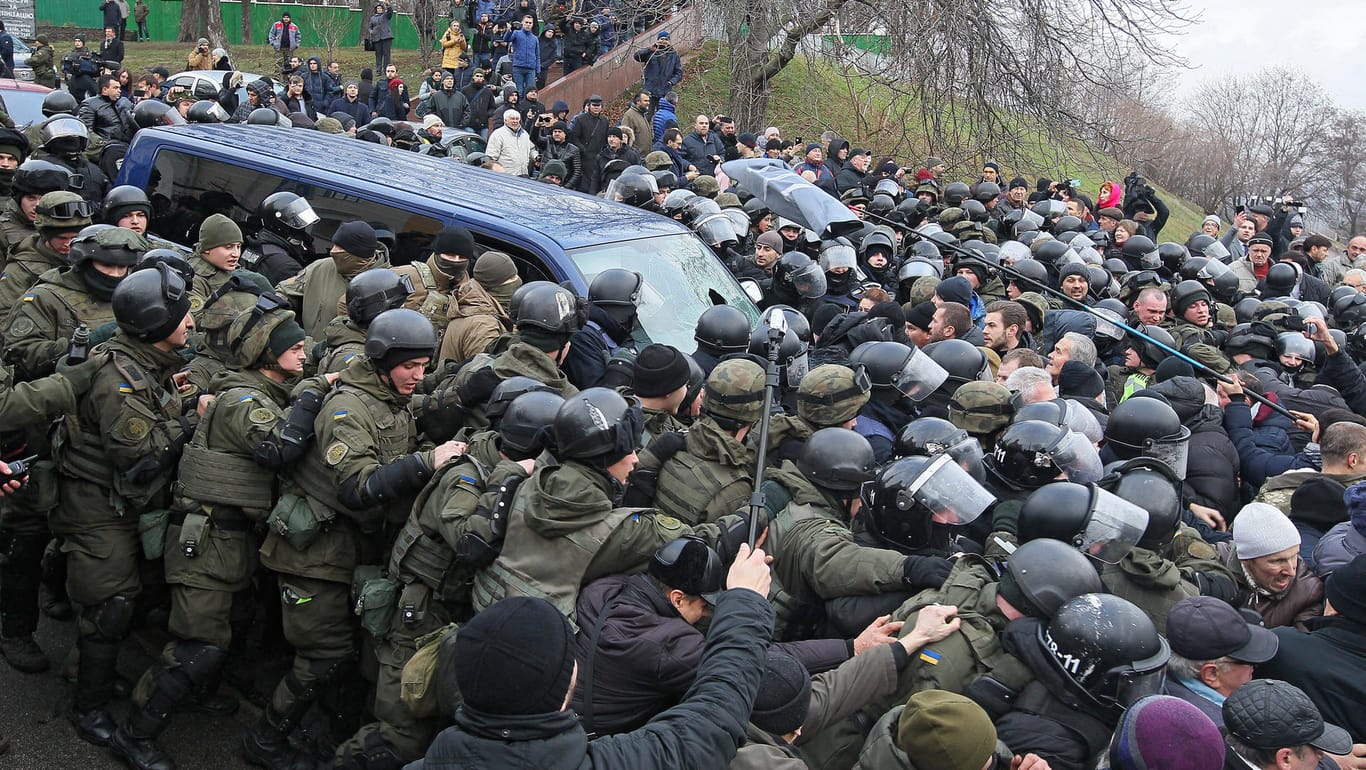 Nach der Festnahme Saakaschwilis blockierten Hunderte seiner Anhänger den Gefangenentransporter.