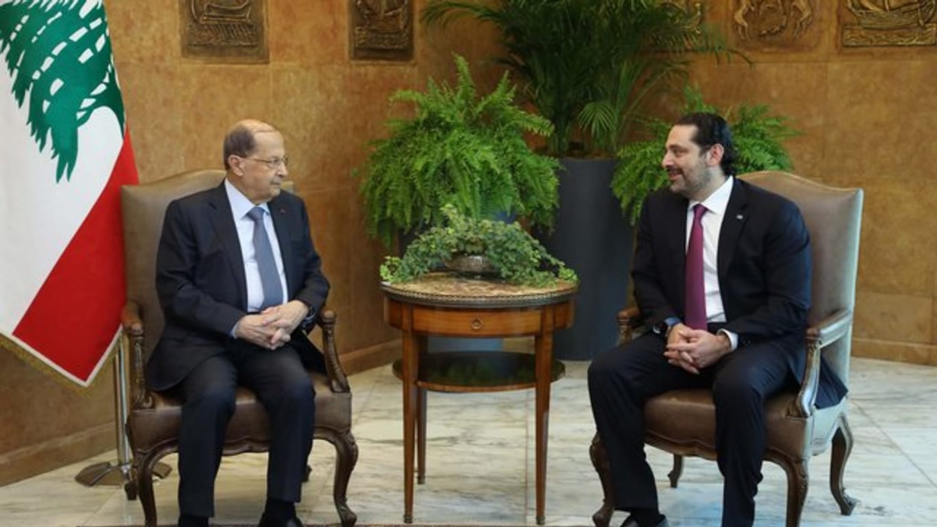 Libanons Premierminister Saad Hariri (r) bei einem Treffen mit dem libanesischen Präsidenten Michel Aoun im Präsidentenpalast in Beirut.