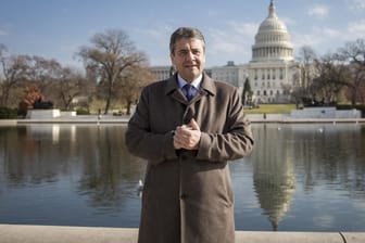 Außenminister Sigmar Gabriel macht in Washington einen Spaziergang um das Kapitol, den Sitz des Kongresses.