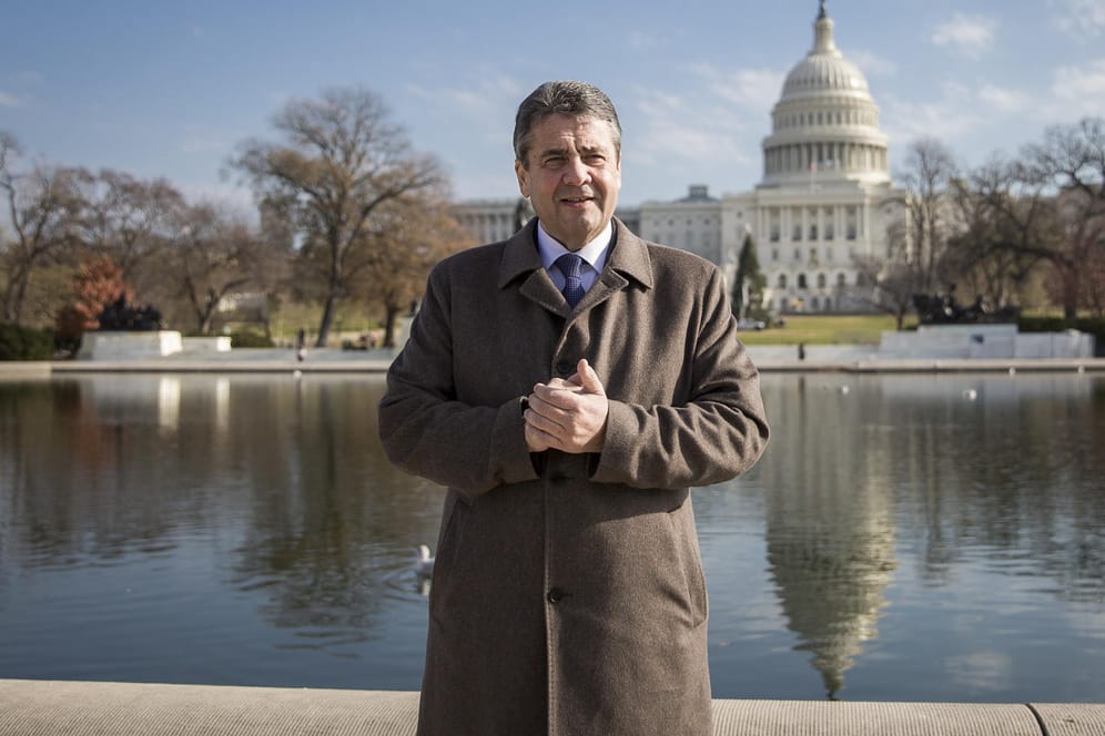 Außenminister Sigmar Gabriel macht in Washington einen Spaziergang um das Kapitol, den Sitz des Kongresses.