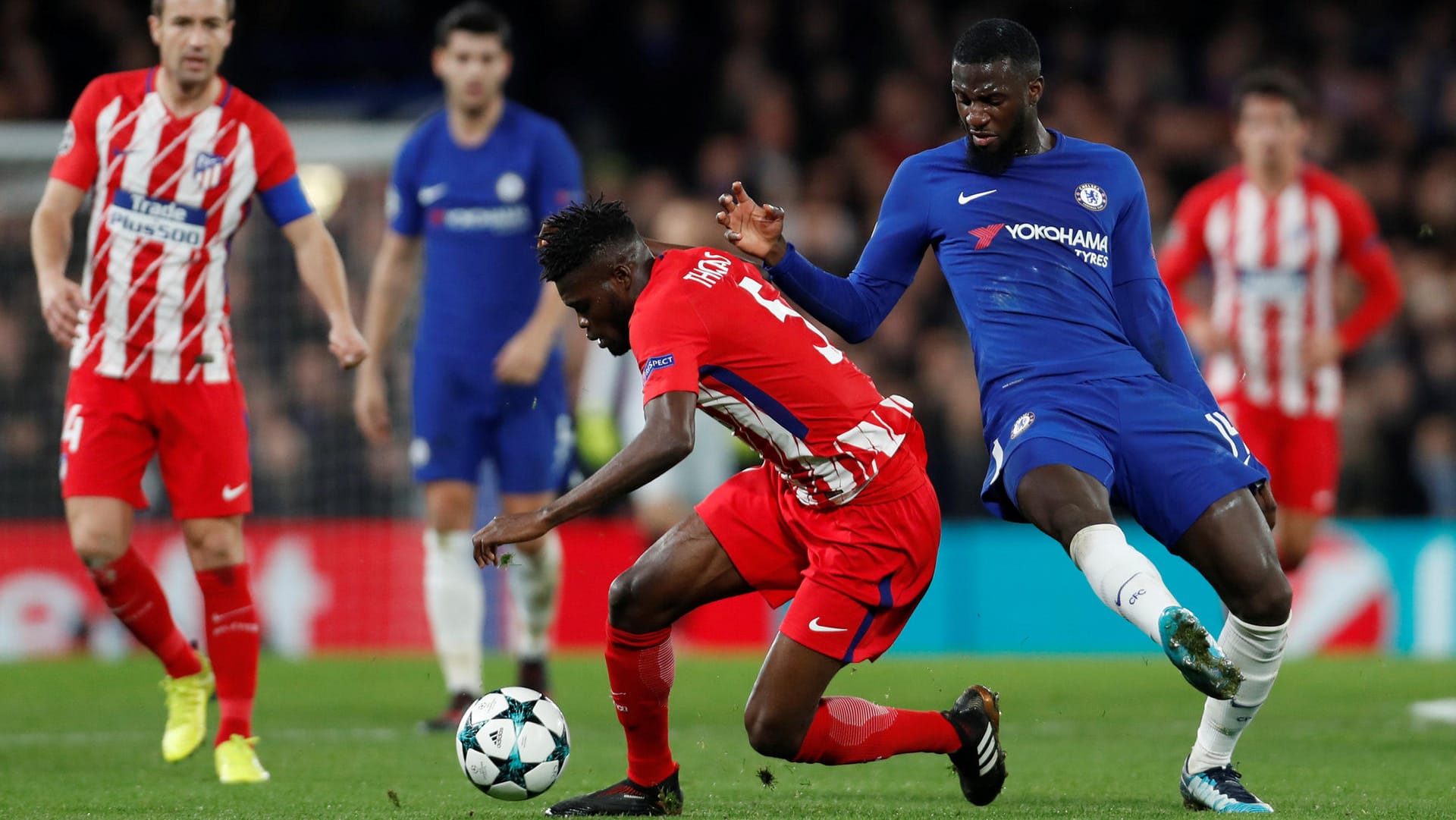 Atléticos Thomas wird von Chelsea-Mittelfeldspieler Tiemoue Bakayoko (r.) gestoppt.