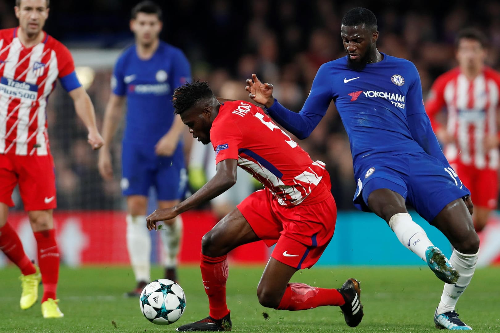 Atléticos Thomas wird von Chelsea-Mittelfeldspieler Tiemoue Bakayoko (r.) gestoppt.