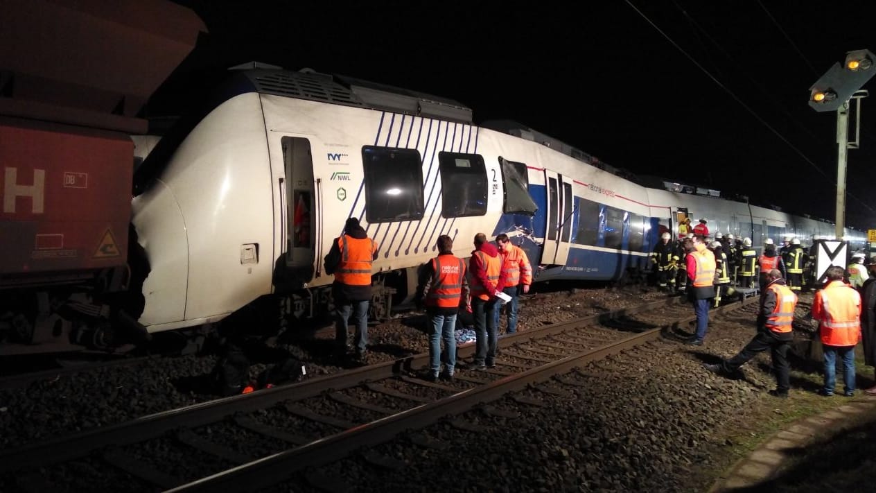 Ein Zug der Regional-Express-Linie 7 ist nahe Meerbusch auf einen stehenden Güterzug von DB Cargo aufgefahren.