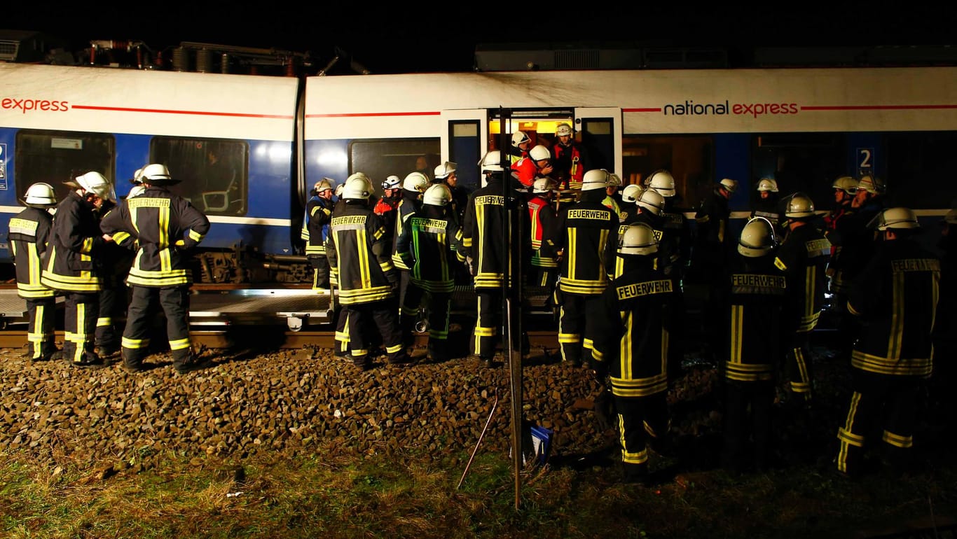 Ein Großaufgebot an Rettungskräften kümmerte sich um die verletzten Zuginsassen.