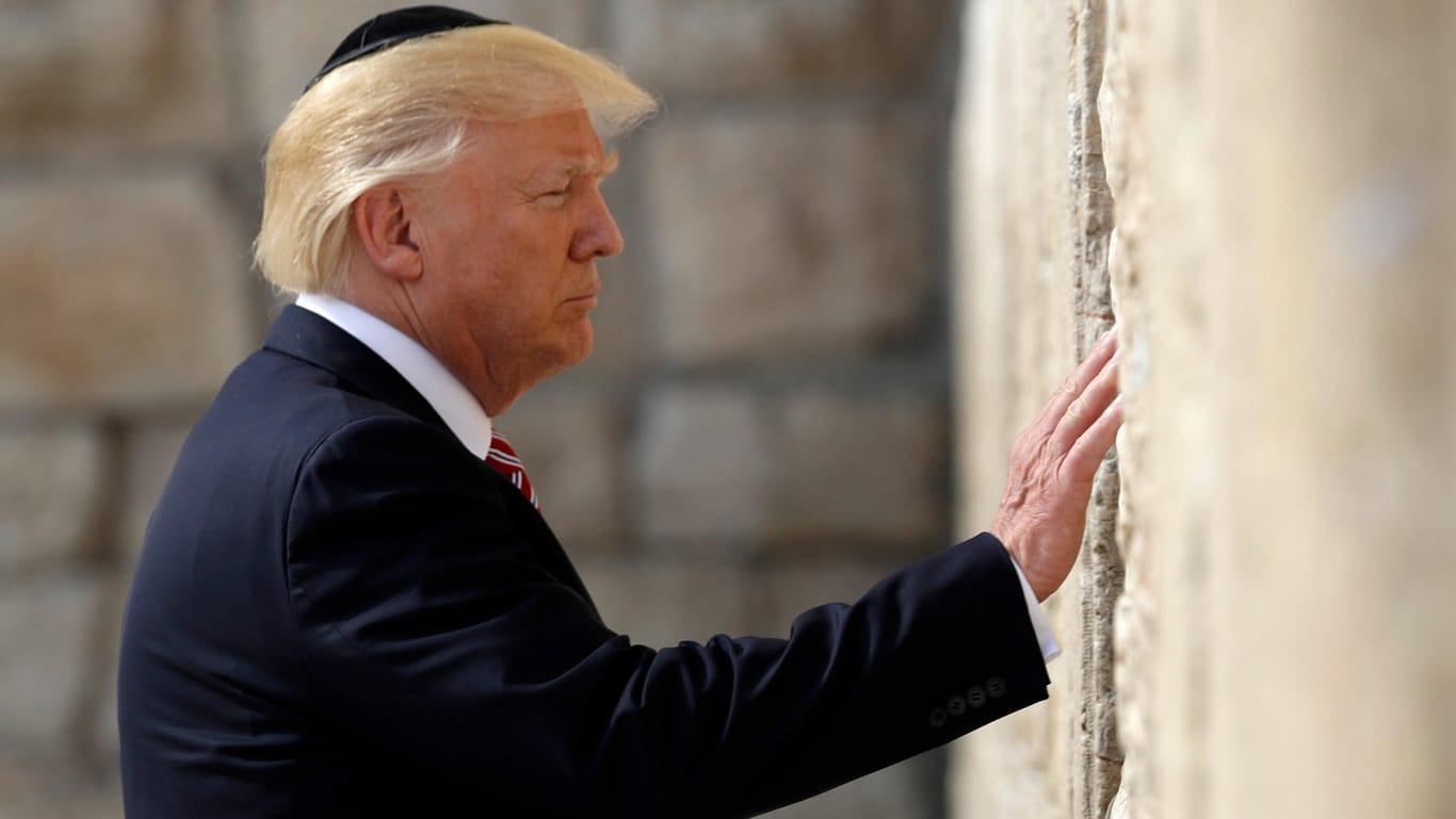 Donald Trump berührt die Klagemauer in Jerusalem. Trump hat den Palästinenserpräsidenten über seine Absicht informiert, die US-Botschaft von Tel Aviv nach Jerusalem zu verlegen.
