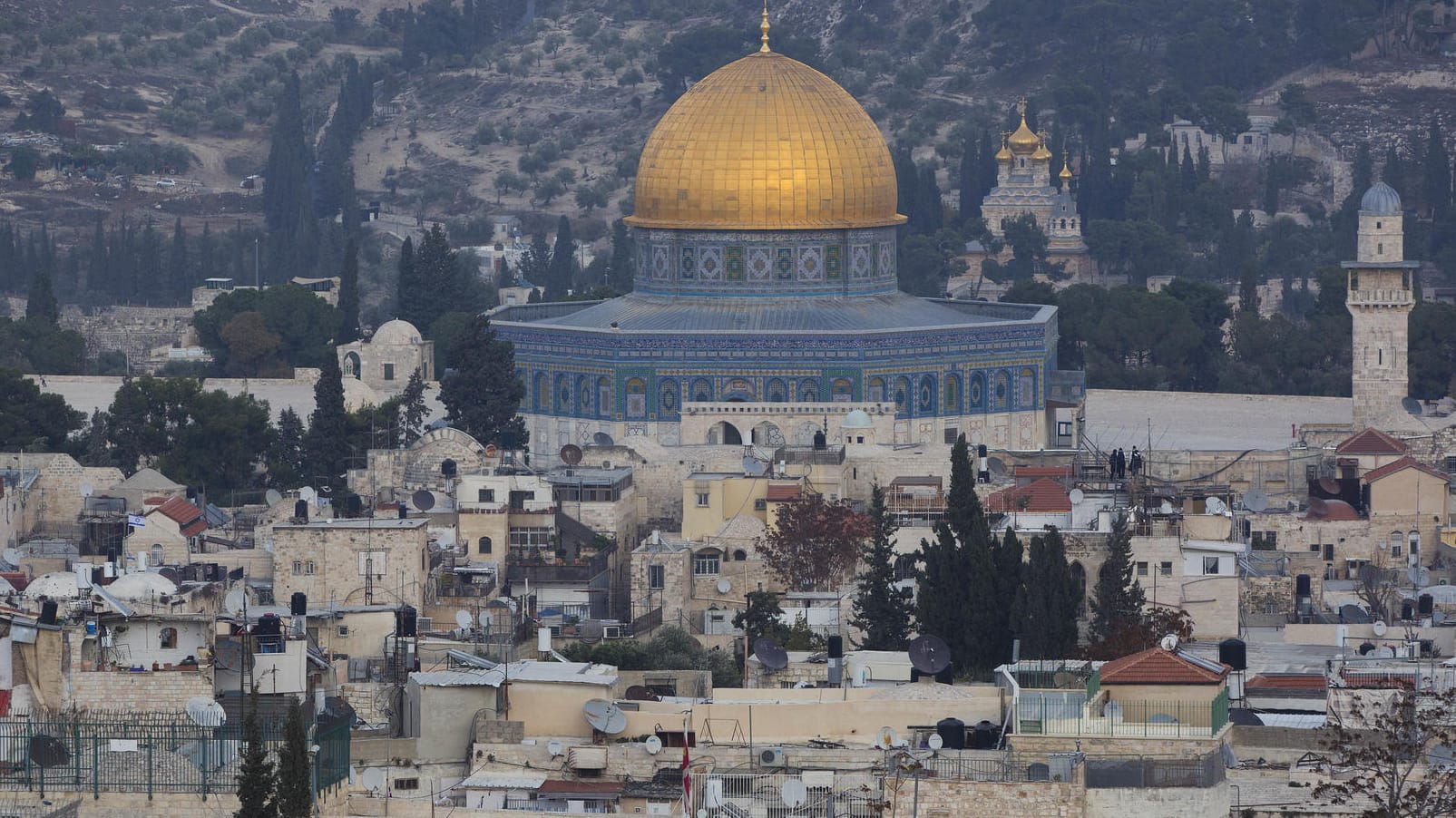 Der Tempelberg mit dem Felsendom (M) und der al-Aqsa-Moschee (r), aufgenommen in Jerusalem, im Hintergrund steht die russisch-orthodoxe Maria-Magdalena-Kirche. US-Präsident Trump hat hat den Palästinenserpräsidenten über seine Absicht informiert, die US-Botschaft von Tel Aviv nach Jerusalem zu verlegen.