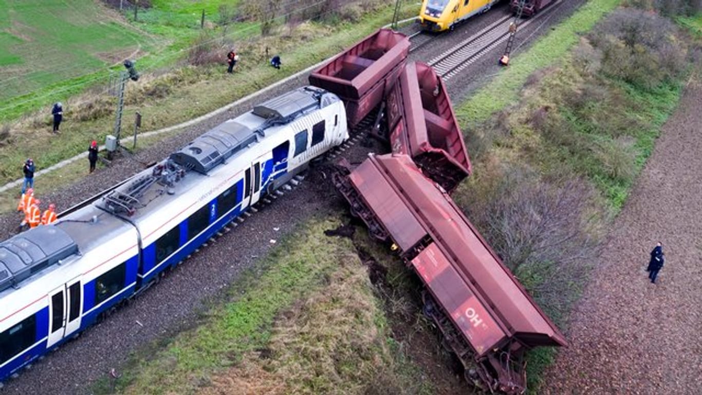 Die Unfallstelle nach dem Zugunglück bei Meerbusch: Rechts ein teilweise entgleister Güterzug, links ein Personenzug.