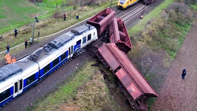 Die Unfallstelle nach dem Zugunglück bei Meerbusch: Rechts ein teilweise entgleister Güterzug, links ein Personenzug. Die Unfallstelle nach dem Zugunglück bei Meerbusch: Rechts ein teilweise entgleister Güterzug, links ein Personenzug.