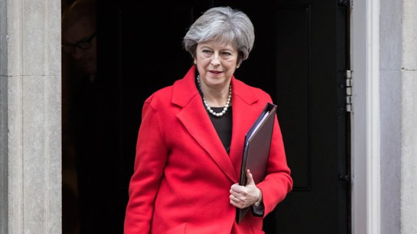 Britischen Medien zufolge wurde auch ein Attentat gegen Theresa May vereitelt.