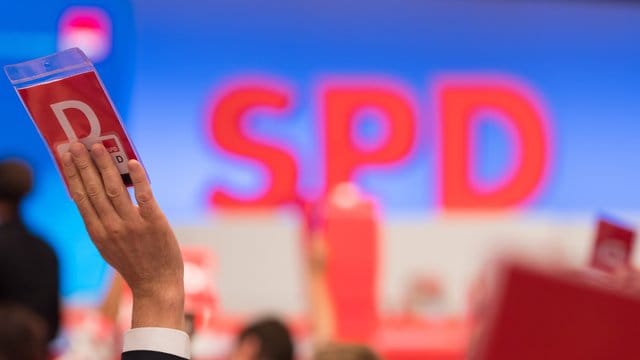 Die Delegierten der SPD entscheiden auf dem am Donnerstag beginnenden Parteitag, ob ihre Partei ergebnisoffene Gespräche mit der Union führen sollte. Die Delegierten der SPD entscheiden auf dem am Donnerstag beginnenden Parteitag, ob ihre Partei ergebnisoffene Gespräche mit der Union führen sollte.
