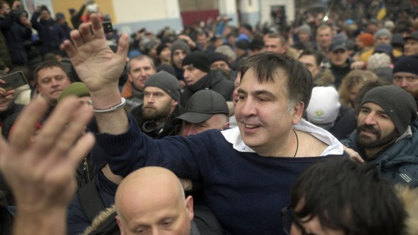 Michail Saakaschwili nahm nach seiner Befreiung aus einem Gefangenentransporter an einer Demonstration in Kiew teil.