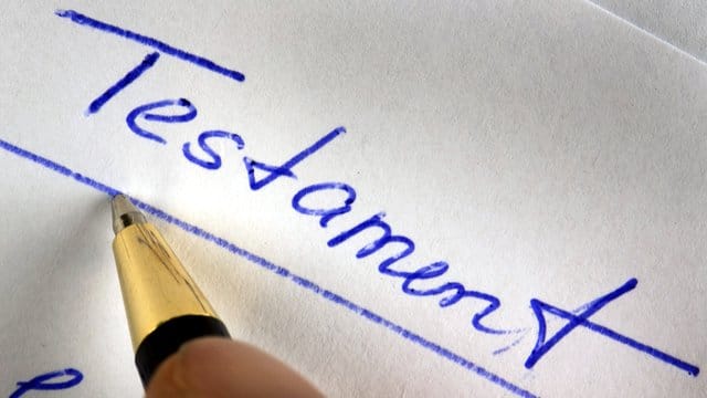 Erblasser können bewegliches und unbewegliches Vermögen gesondert vererben. Erblasser können bewegliches und unbewegliches Vermögen gesondert vererben.