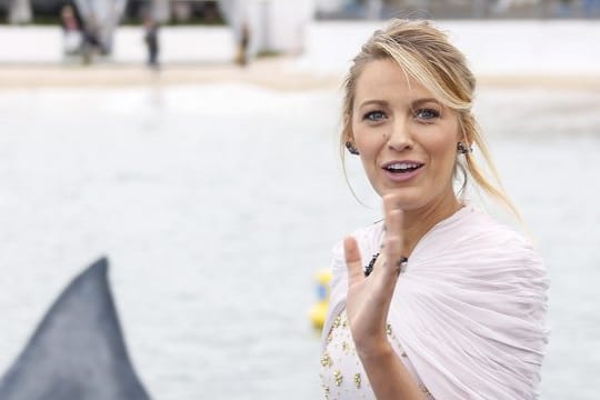 Blake Lively hat sich bei Dreharbeiten an der Hand verletzt.