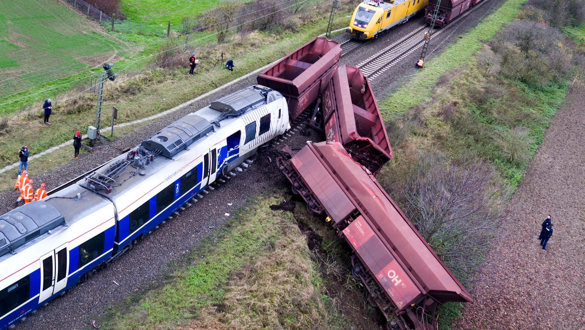 ZDie Unfallstelle nach einem Zugunglück bei Meerbusch.