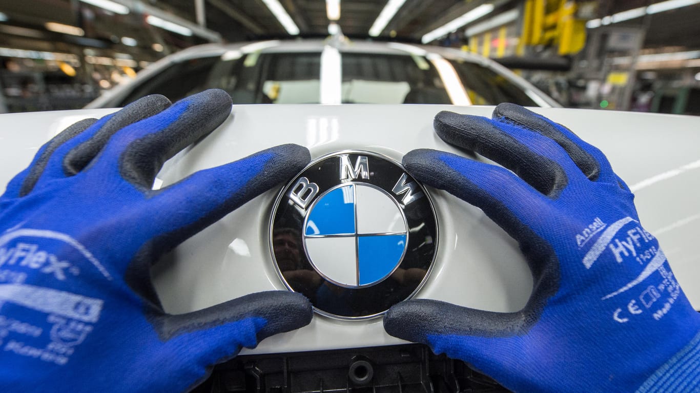 Mitarbeiter im BMW-Werk: Die Deutsche Umwelthilfe wirft dem Hersteller Manipulationen vor