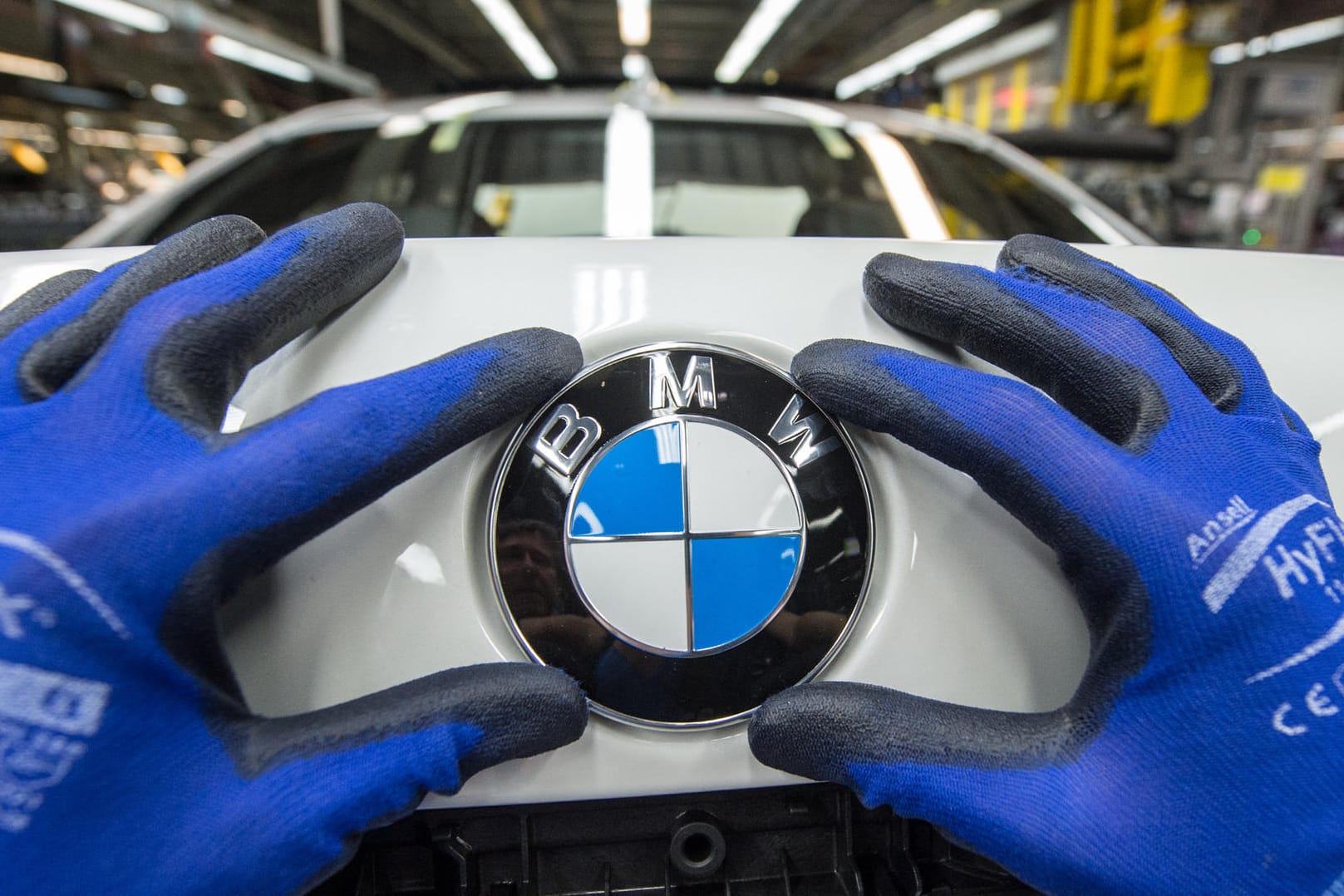 Mitarbeiter im BMW-Werk: Die Deutsche Umwelthilfe wirft dem Hersteller Manipulationen vor