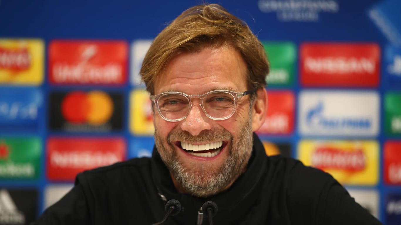 Jürgen Klopp mit strahlend weißen Zähnen auf der Pressekonferenz in Liverpool.
