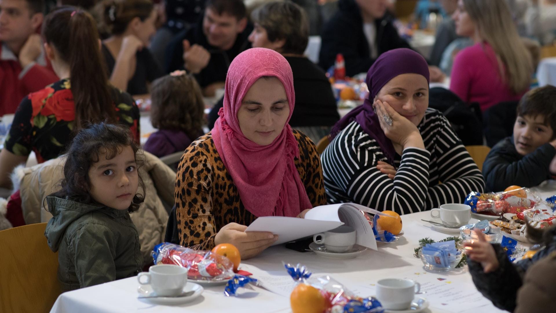 Flüchtlinge bei einer Weihnachtsfeier in Niedersachsen.